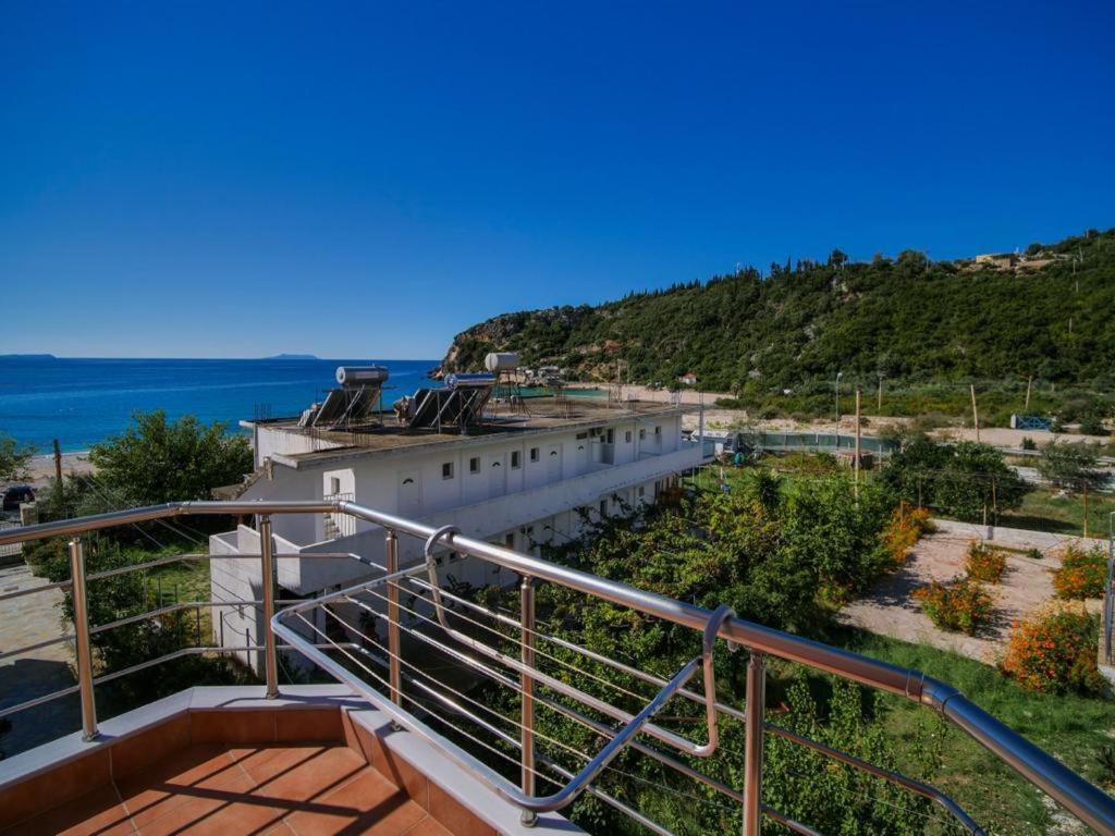 Himara Royal Hotel Bagian luar foto