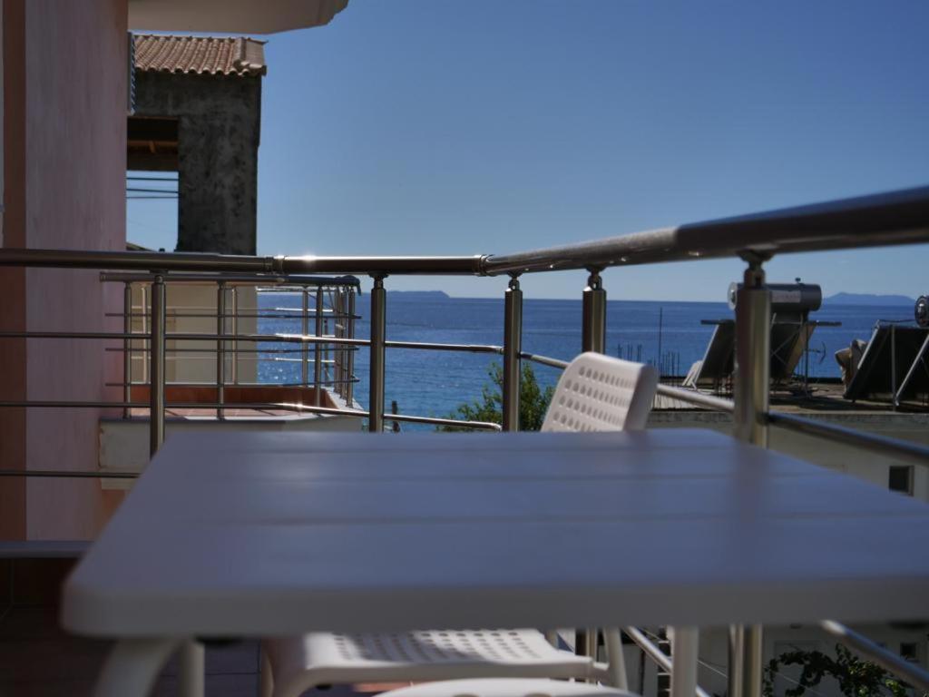 Himara Royal Hotel Bagian luar foto