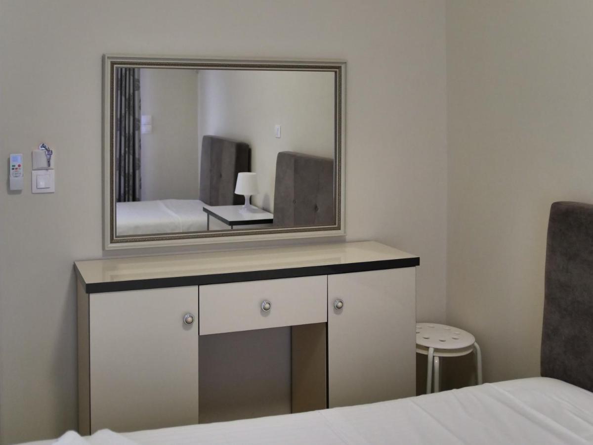 Himara Royal Hotel Bagian luar foto
