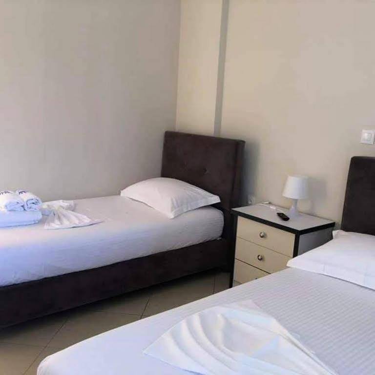 Himara Royal Hotel Bagian luar foto